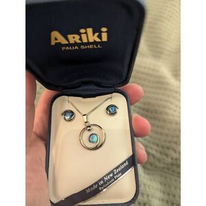 Hawaii Store Ariki Palladium & Paua Circle Center Pendant Shelll Necklace